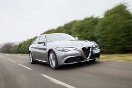 Alfa romeo Giulia 2017 grise Super roulant sur une route vue avant droite