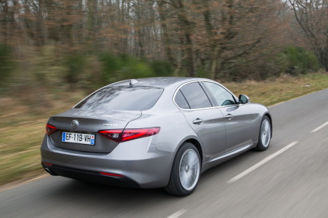 Alfa romeo Giulia 2017 grise Super roulant sur une route vue arrièredroite