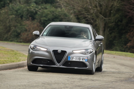 Alfa romeo Giulia 2017 grise Super dans un virage vue avant