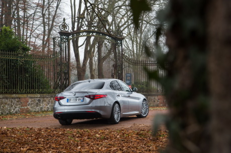 Alfa romeo Giulia 2017 grise Super en forêt vue arrière droite
