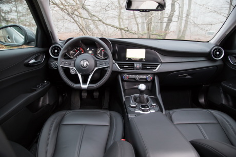 Assise basse, épais tunnel central, volant près du corps : la position de conduite de la Giulia rappelle celle d'une BMW Série 3. Mais la qualité perçue reste en retrait des allemandes "premium".