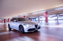Alfa Romeo Giulia Veloce 2017 gris roulant dans un parking avant droit