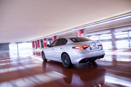 Alfa Romeo Giulia Veloce 2017 gris roulant dans un parking arrière gauche