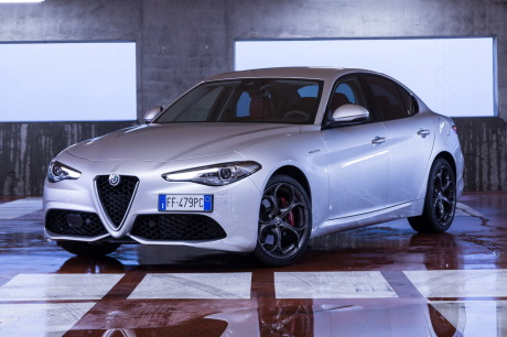 Alfa Romeo Giulia Veloce 2017 gris dans un parking avant gauche
