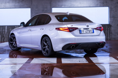 Alfa Romeo Giulia Veloce 2017 gris dans un parking arrière gauche