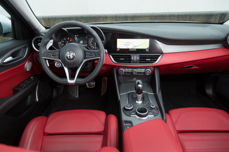 Alfa Romeo Giulia Veloce 2017 planche de bord avec cuir rouge