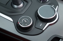 Alfa Romeo Giulia Veloce 2017 molette DNA et suspension pilotée