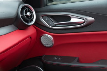 Alfa Romeo Giulia Veloce 2017 cuir rouge aérateur poignée haut-parleur