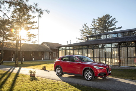 Alfa Romeo Stelvio 2017 rouge avant droit coucher de soleil
