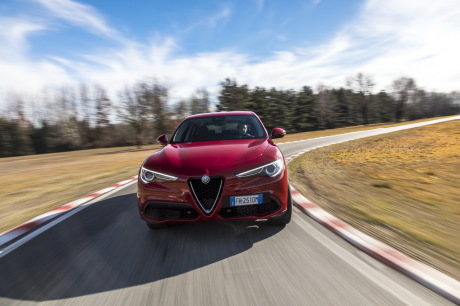 Alfa Romeo Stelvio 2017 rouge sur circuit pleine face