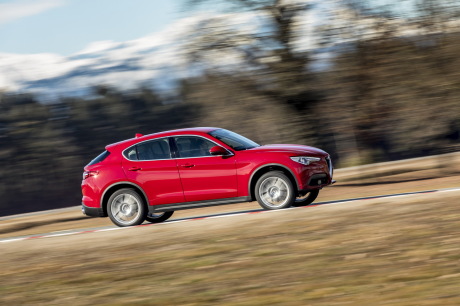 Alfa Romeo Stelvio 2017 rouge sur circuit profil droit