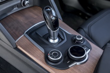 Alfa Romeo Stelvio 2017 levier de vitesses