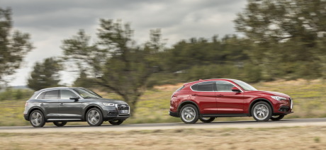 Alfa stelvio et Audi Q5 vue de face qui se suivent
