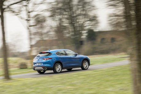 Alfa Romeo Stelvio Sport Edition action arrière droite