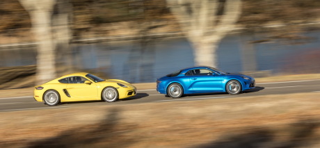 Alpine A110 devant un porsche 718 Cayman