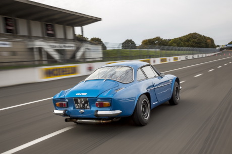 Alpine Berlinette A110 1600 SC bleue de 1973 roulant sur le circuit de Monthléry vue arrière droite