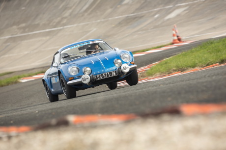 Alpine Berlinette A110 1600 SC bleue de 1973 roulant sur l'anneau du circuit de Monthléry vue avant droite