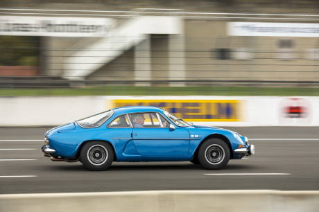 Alpine Berlinette A110 1600 SC bleue de 1973 roulant sur le circuit de Monthléry vue de profil droit
