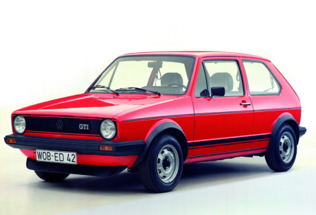 3/4 avant Volkswagen Golf GTi Mk1 rouge