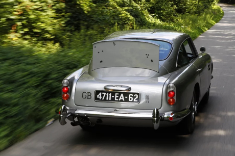 Aston Martin DB5 James Bond couleur grise vue arrière