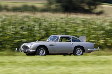 Aston Martin DB5 James Bond couleur grise vue avant