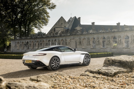 Aston Martin DB11 V8 blanche 3/4 arrière