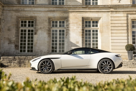 Aston Martin DB11 V8 blanche profil