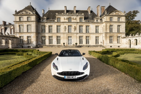Aston Martin DB11 V8 blanche vue avant