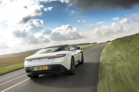 Aston Martin DB11 V8 blanche 3/4 arrière