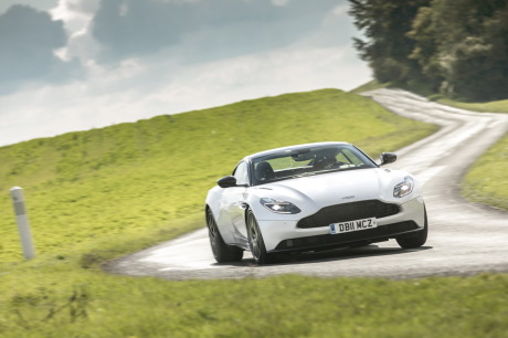 Aston Martin DB11 V8 blanchevue avant virage