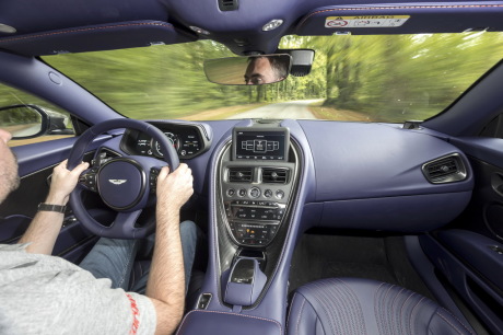 Aston Martin DB11 V8 intérieur violet