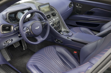 Aston Martin DB11 V8 blanche intérieur violet