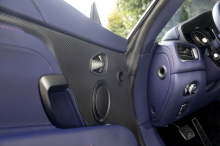 Aston Martin DB11 V8 contre porte violet