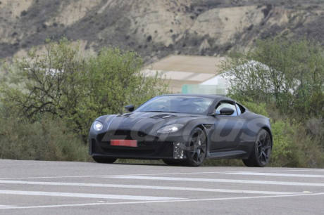 Aston Martin Vanquish camouflée vue avant noire