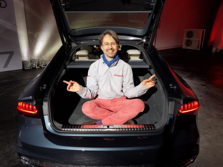 Audi A7 Sportback vue arrière coffre ouvert journaliste Didier Ric assis dans le coffre