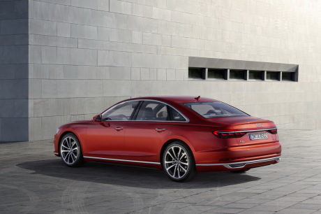 Audi A8 2017 rouge arriere gauche