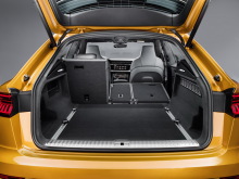 Audi Q8 orange 2018 vue du coffre ouvert modularité