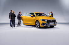 Audi Q8 2018 orange vue avant portes ouvertes