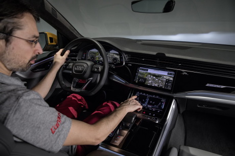 Audi Q8 orange 2018 habitacle planche de bord journaliste Didier RIC Largus.fr