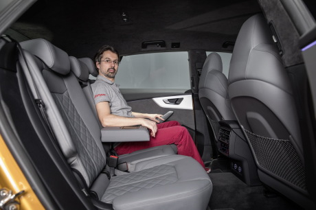 Audi Q8 orange 2018 habitacle places arrière journaliste Didier RIC Largus.fr