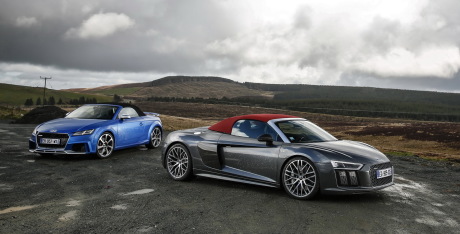 Audi TT RS Roadster bleu et Audi r8 V10 Spyder grise vue avant