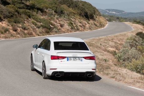 Audi RS3 berline 2018 blanc vue arrière gauche