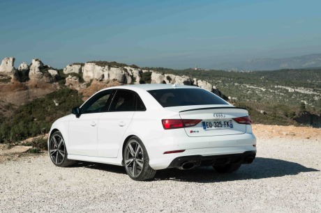 Audi RS3 berline 2018 blanc statique arrière gauche