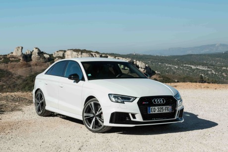 Audi RS3 berline 2018 blanc vue avant droit statique
