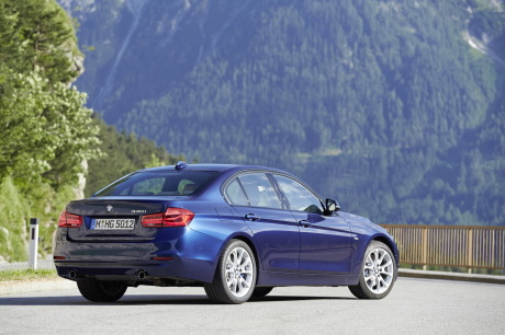 BMW Série 3 2015 340i restylée bleustationnée sur une route vue arrière droite
