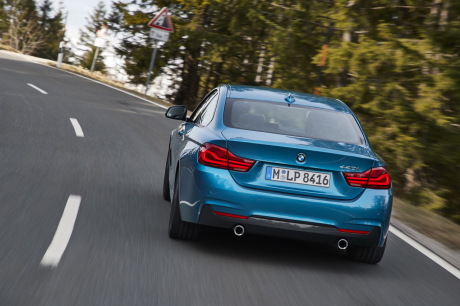 BMW Série 4 Coupé bleu M Sport 2017 sur route d emontagne vue arrière