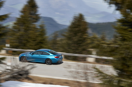 BMW Série 4 Coupé bleu M Sport 2017 sur route de montagne vue profil gauche
