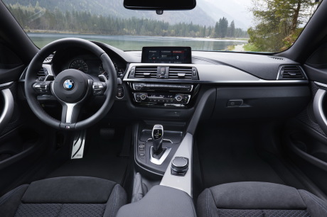 BMW Série 4 Coupé bleu M Sport 2017 planche de bord