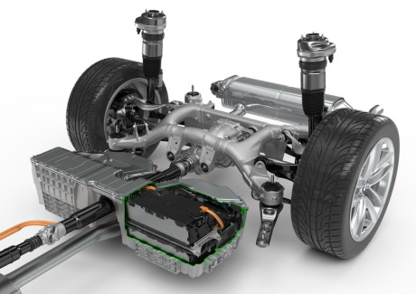 Les batteries sont logées sous la banquette arrière et le réservoir de carburant a migré sous le fond du coffre. Ainsi, le BMW X7 peut loger trois rangées de sièges.