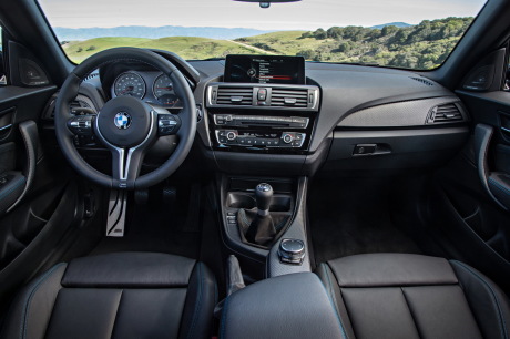 BMW M2 2016 vue de la planche de bord en boîte manuelle